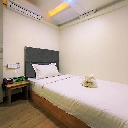 November Hostel Янгон Екстериор снимка