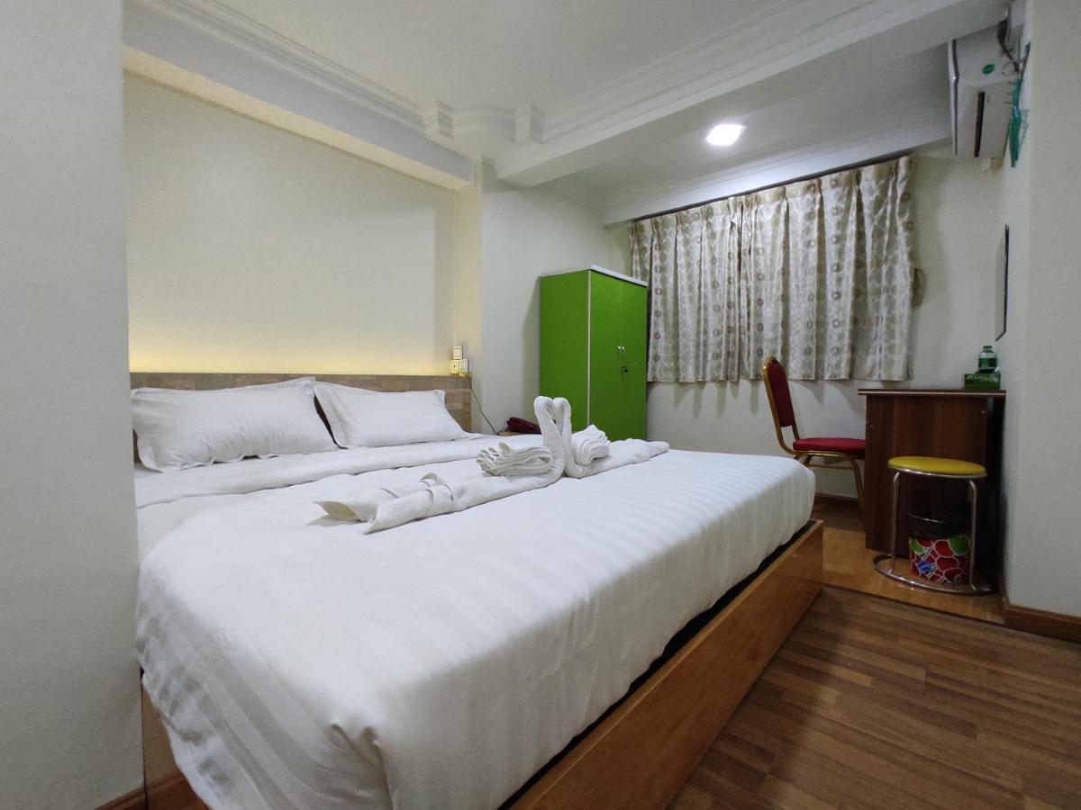 November Hostel Янгон Екстериор снимка