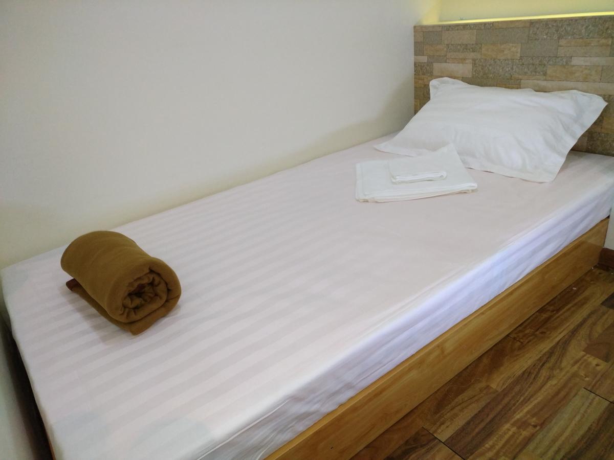 November Hostel Янгон Екстериор снимка